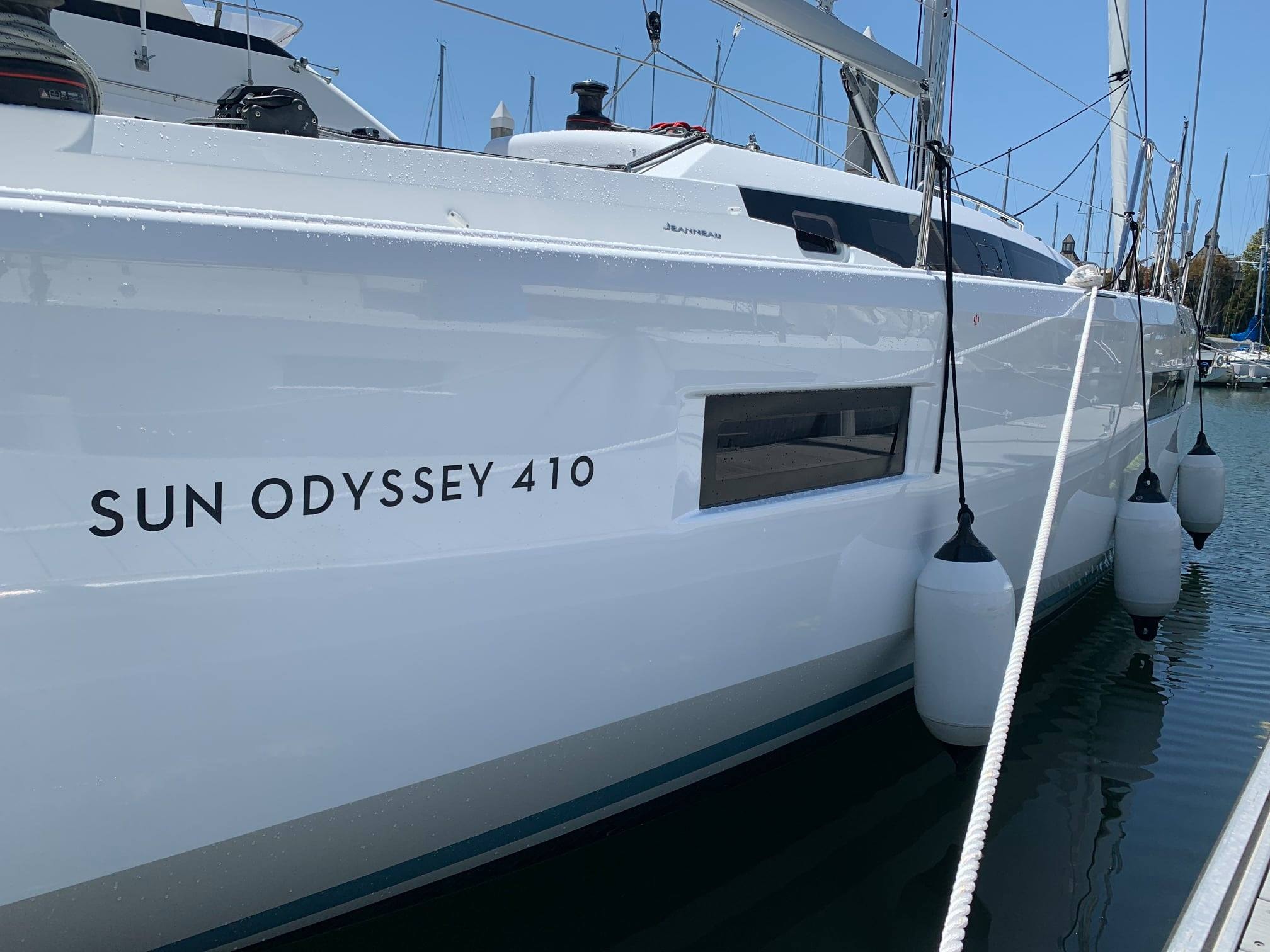 Jeanneau Sun Odyssey 410 hull at the marina